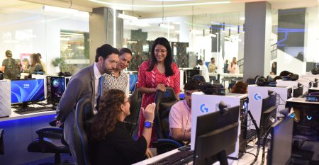 (De derecha a izquierda) Rectora Gilda Alcívar, Vicerrectora Nory Pinela, Vicerrector Carlos Ortega en el Creative Lab junto a estudiantes (De derecha a izquierda) Rectora Gilda Alcívar, Vicerrectora Nory Pinela, Vicerrector Carlos Ortega en el Creative Lab junto a estudiantes